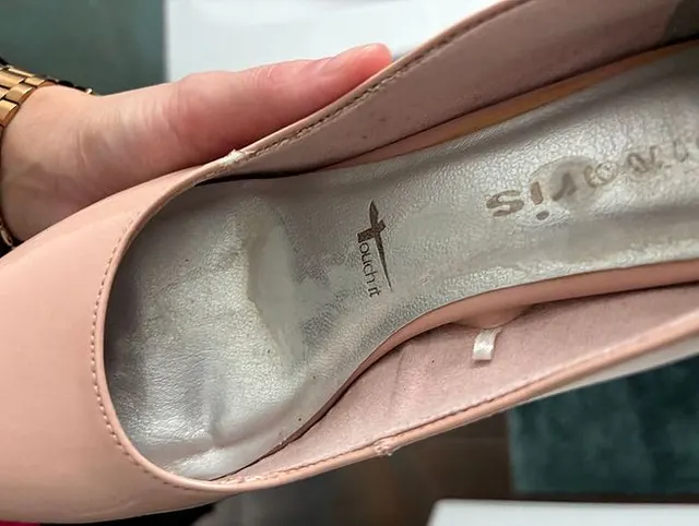 Mit High Heel Pumps ins Büro, abends auf seinen Schwanz gesteckt und in die Schuhe entsaftet