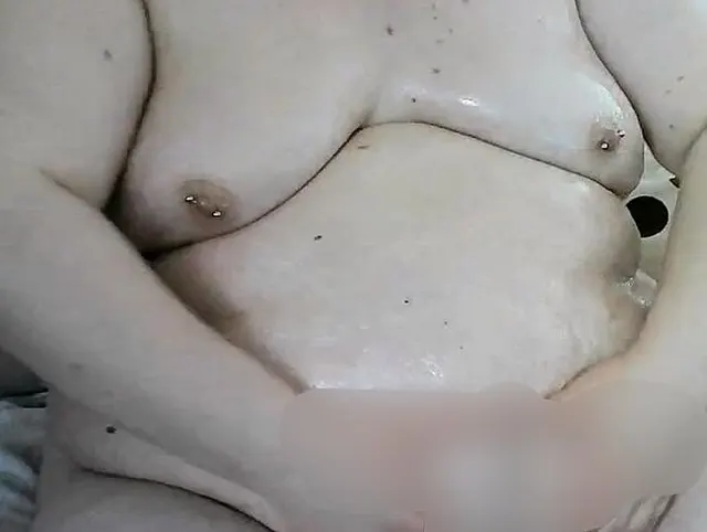 Bauch/Titten einölen und nasse Speckpussy präsentieren
