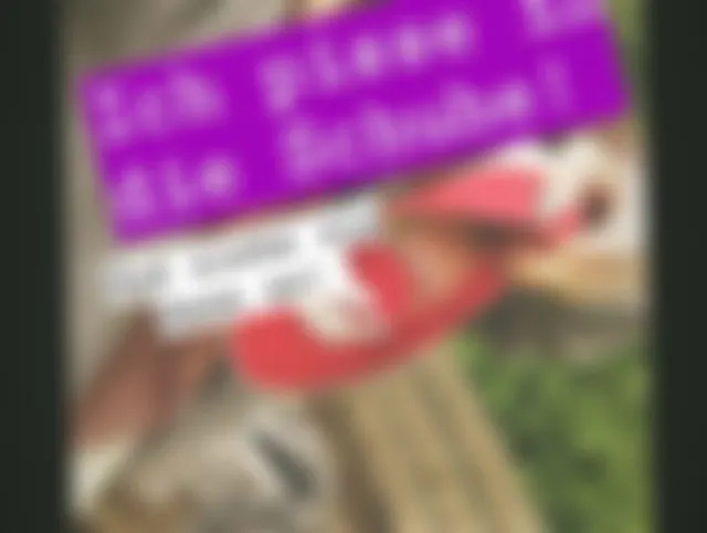 Ich pisse in die Schuhe und laufe/ziehe sie an!