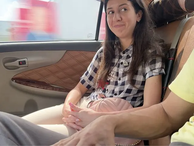 Riskanter Blowjob im Taxi – Mädchen lutscht Schwänze, bis der Fahrer es sieht