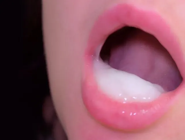 Sinnlicher Blowjob in Nahaufnahme, Sperma im Mund