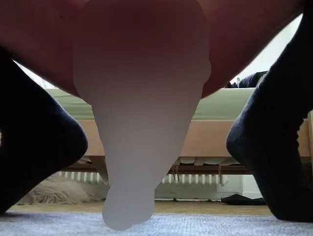 Vorschau aus Anal Dildo: Sexy Femboy in Kniestrümpfen reitet einen großen Dildo