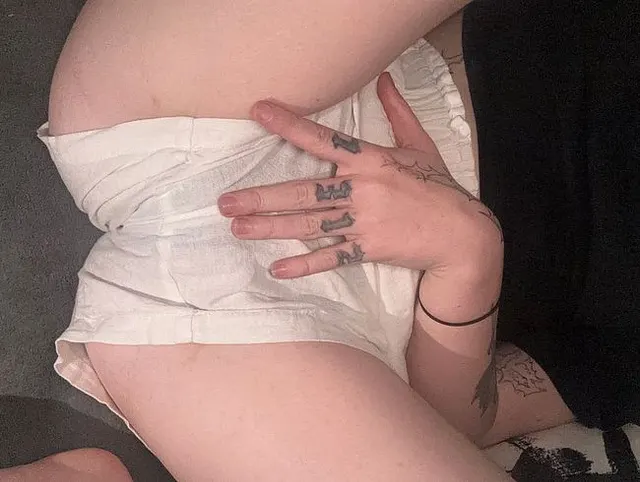 Amateur girl macht sichs selbst mit ihrem dildo