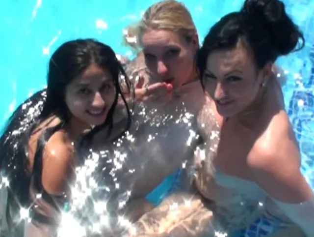 3Geile Girls im Pool!!!