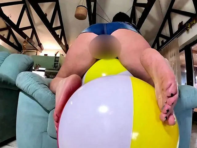Druckspiele mit Strandball, barfuß quetschen, Cameltoe & Oberschenkel zerquetschen