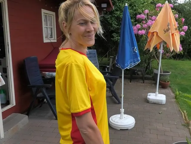 Freche Postbotin während der Arbeit gefickt !! Unglaublich !!