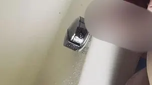Vorschau aus Anpissen: Geile Natursektspiele, ich liebe es die warme Pisse zu spüren.