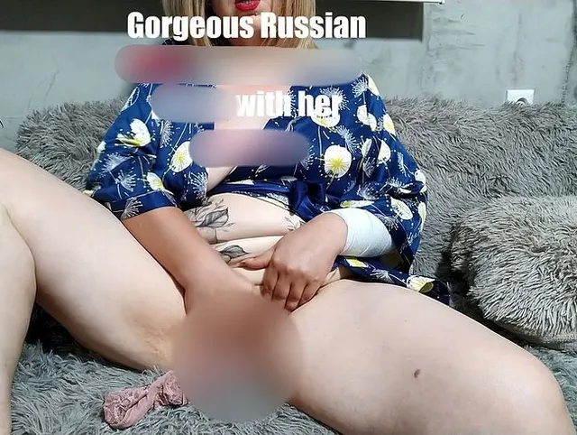 Wunderschöne russische MILF masturbiert Muschi mit ihrem Höschen