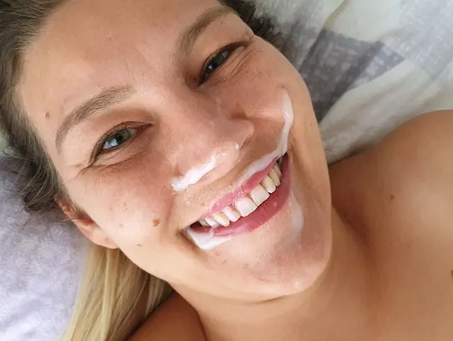Früh am Morgen mit Sperma im Gesicht zum Orgasmus gekommen