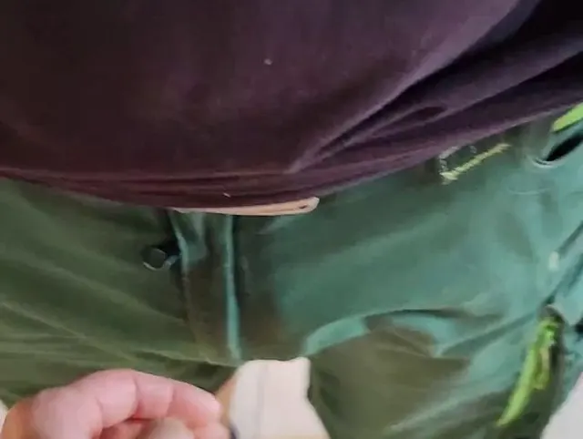 Volle Nachtwindel nach der Morgenrunde auf Arbeit