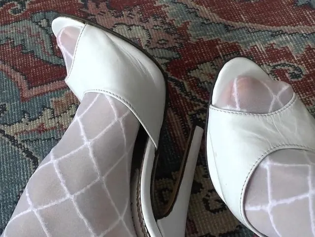 Wichsaufgabe des Tages: Spritze ab auf meine Heels Füße Teil 2