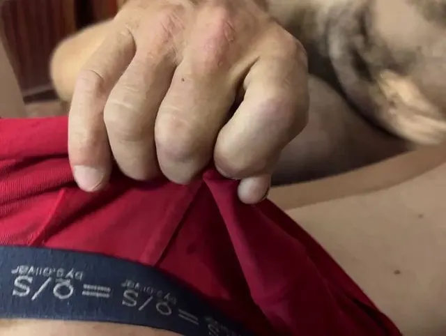 Daddy befriedigt einen großen Schwanz und bekommt eine Ladung Sperma in sich hinein.