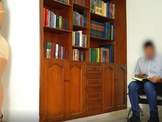 Sexy Bibliothekarin masturbiert neben ihren Lesern