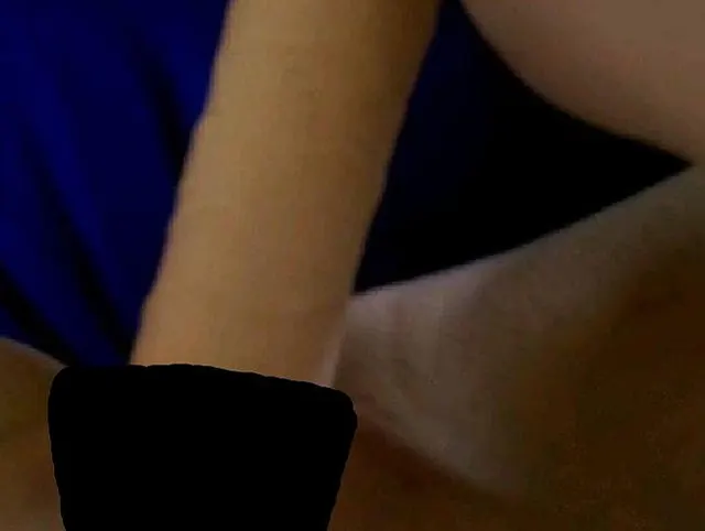 Sie masturbiert mit Vibrator
