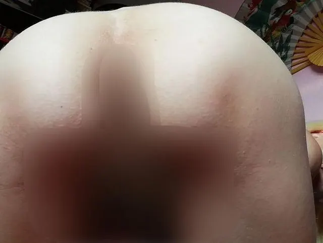 Süßes haariges Teen sitzt auf deinem Gesicht mit ihrem super haarigen Arsch und ihrer Muschi