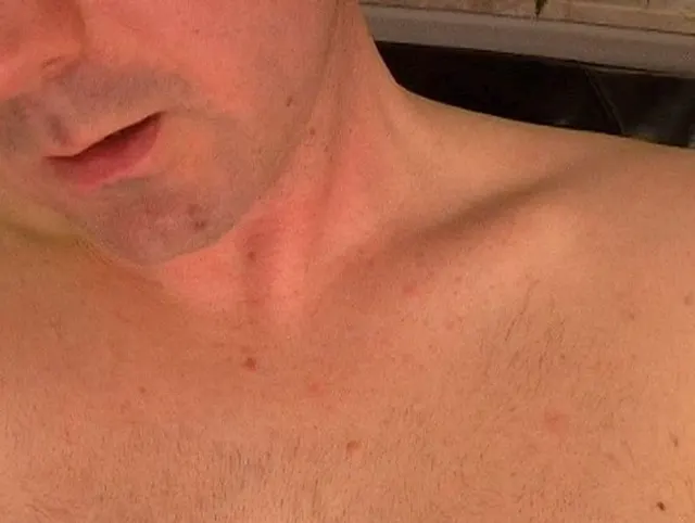 Bi Boy: mehrfacher Orgasmus und Spermadusche auf der Leder Couch. Sperma Alarm und Freund schaut zu!