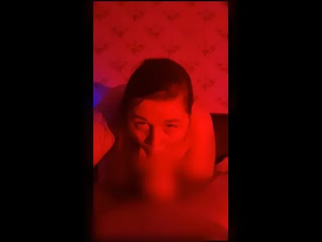 Redhead gibt Blowjob im Rotlicht