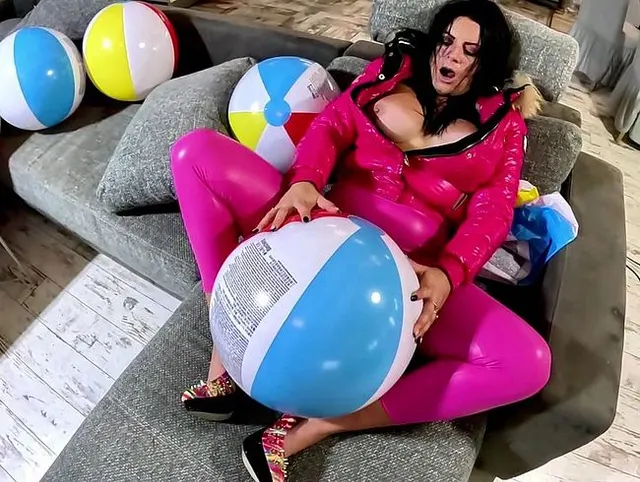 Dominante MILF in pinkfarbener Daunenjacke mit Strandball-Fetisch. Deepthroat, Reverse Cowgirl, Doggy und dreifacher Samenerguss