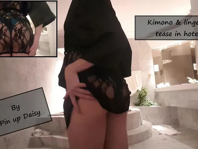 Kimono und Dessous necken im Hotel