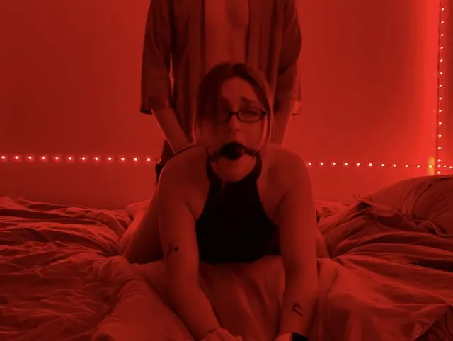 Ich bringe sie zum Orgasmus, knebele sie, damit sie nicht so laut stöhnt, im Doggy-Style.