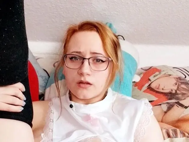 Junge geile Nonne masturbiert vor Kamera