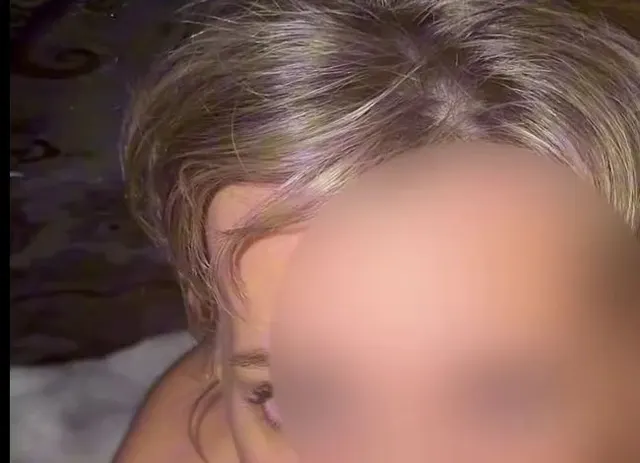 Heißer Blowjob mit roten Nägeln ???