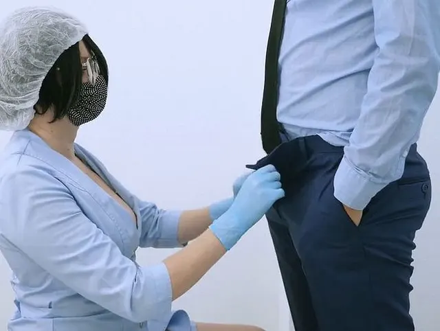 Geile Krankenschwester mit Handschuhen gibt Tittenfick, Deepthroat und Sperma auf die Brille
