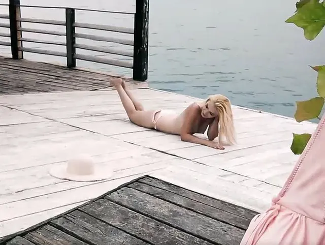 Nackt am See