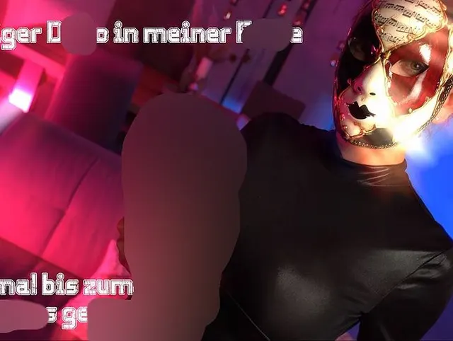 Saftigen Dildo auf dem Sofa vernaschen bis zum Orgasmus
