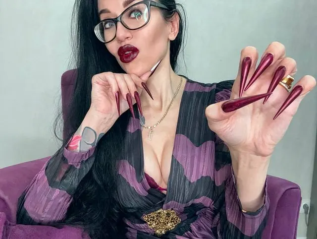 Neue Farbe Lange Nägel, scharfe Stilettos, lange Finger lutschen und Hände anbeten, Handflächen breit