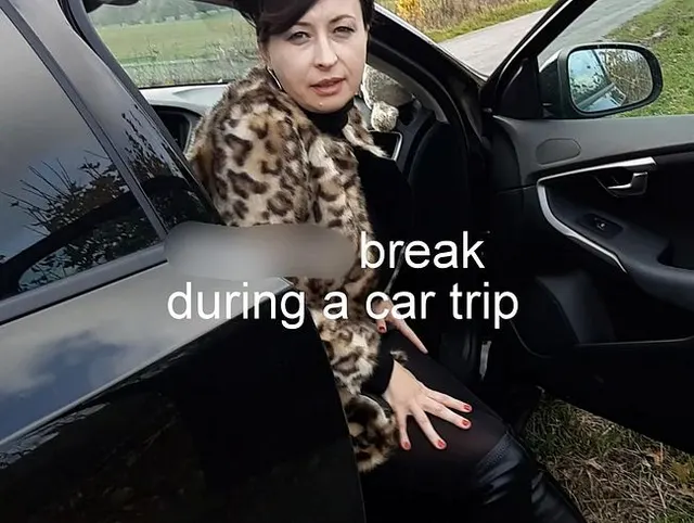 Piss-Pause während einer Autofahrt