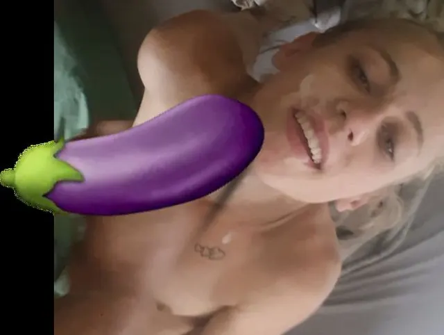 Blondes teen bekommt eine Ladung Sperma ins Gesicht