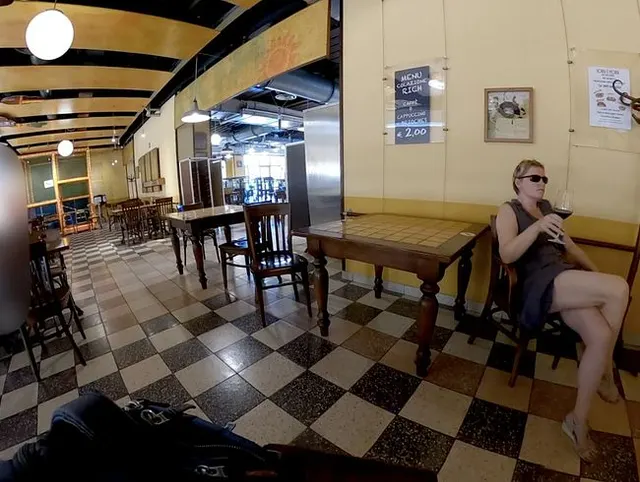 Riskante Masturbationsspiele in einem Café