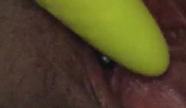 Dildo spielt mit meiner Pussy der kleiner Dildo massiert meine Kitzler bis ich zitter und komme
