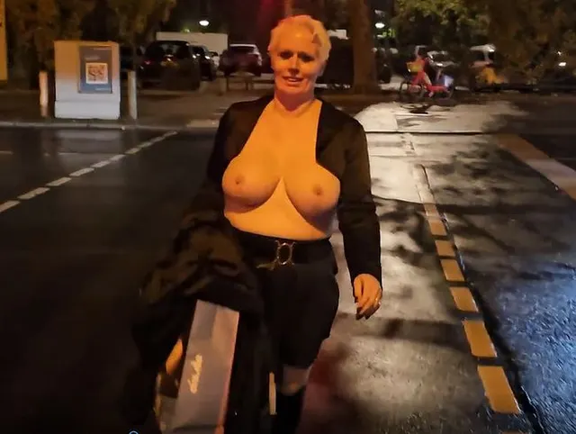 Topless durch Berlin