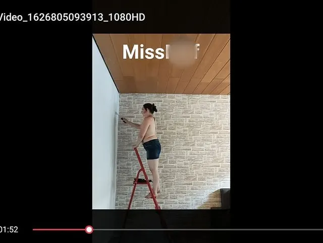 Heute habe ich die Wand gestrichen, erstmal eine Kippe wärend ich mich mit dem Pinsel befriedige!