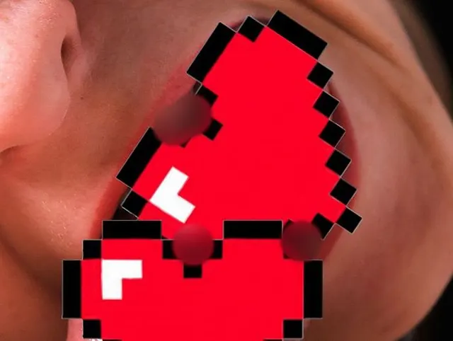 555 Nahaufnahme eines Blowjobs mit Lippenstift. Freche Zunge und Schwanz.