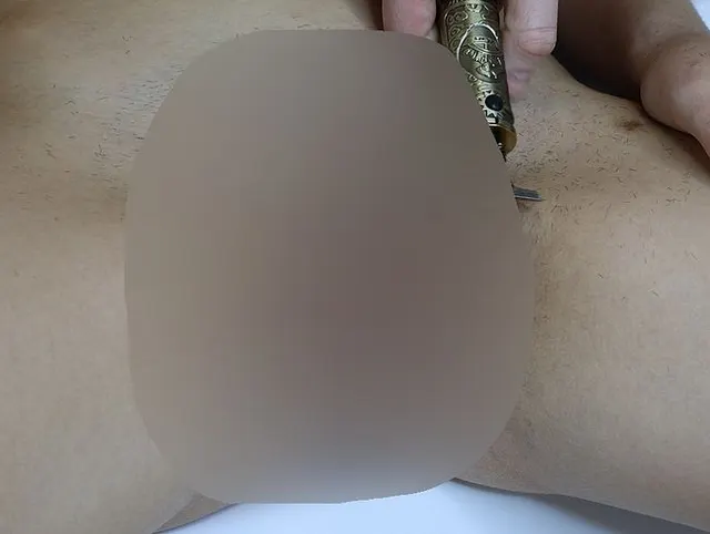 Nahaufnahme: Rasieren einer behaarten Vagina mit einem Trimmer und einem Rasierer!