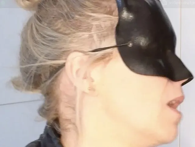 Mia Hase mit Schwanz tief im Hals und verbundenen Augen