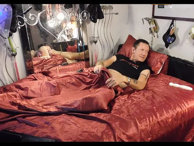 Porzellandildo im Arsch...und von mehreren Kameras gleichzeitig gefilmt!