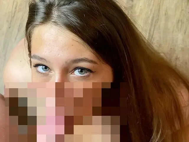 Ich knie vor dir und blase dein Schwanz(ohne ton)