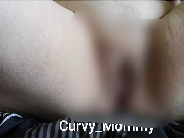 Alleine auf dem Sofa mit meinem geilen schwarzen Vibrator.