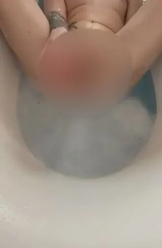 Ich mache es mir bis zum Orgasmus selbst mit dem riesigen 30 cm dildo