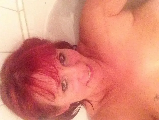 In der Badewanne. Wichs dir einen