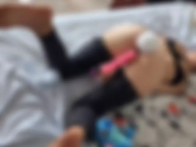 Geiles Baby kommt mit Analschwanz in ihrem Anus.