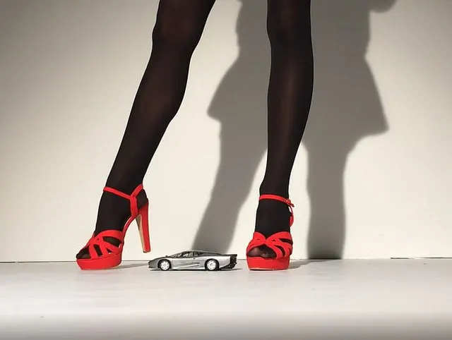Highheel Auto Toycar Jaguar Teasing