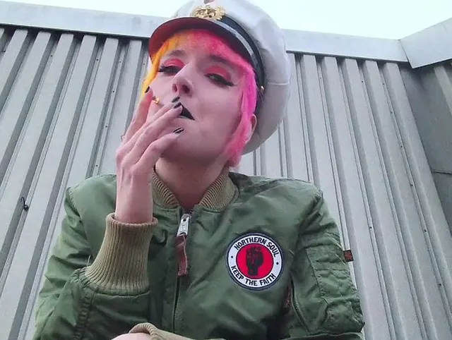 Pov - Rauchen in Lederleggings und Bomberjacke