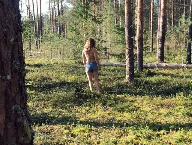 Fremder fickte ihren Mund und ihre Muschi im Wald