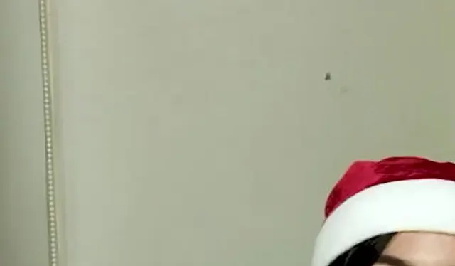 Weihnachtslieferantin pinkelt im Flur