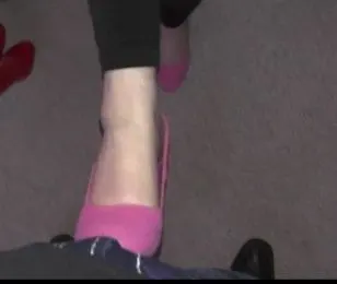 Mal wieder in den Mund gewichst und auf schwarze Bluse Blasen in Leggins und Heels
